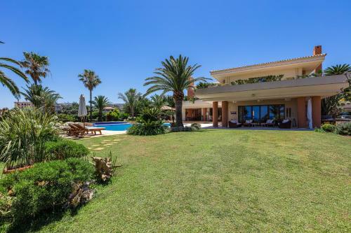 Palm Hill Villa, Royal Retreat!