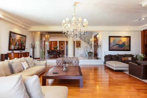 Palm Hill Villa, Royal Retreat!