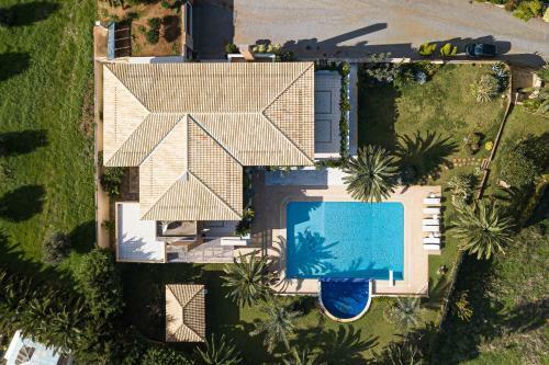 Palm Hill Villa, Royal Retreat!