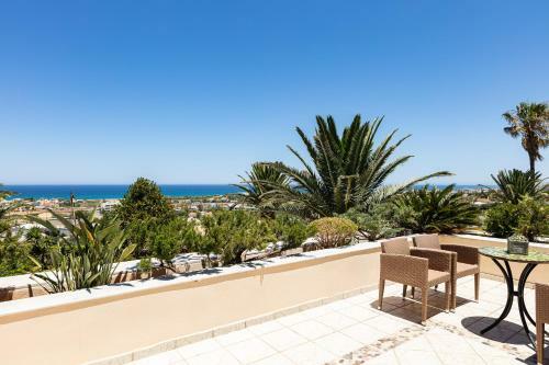 Palm Hill Villa, Royal Retreat!