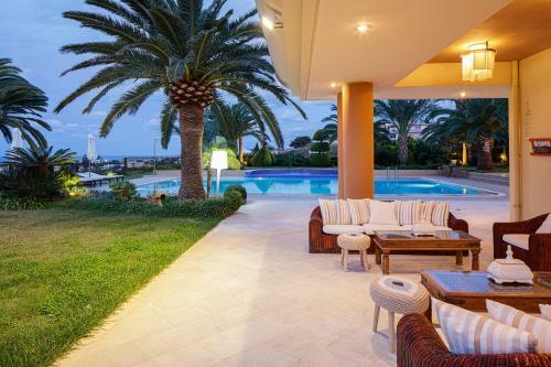 Palm Hill Villa, Royal Retreat!