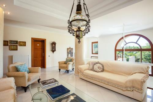 Palm Hill Villa, Royal Retreat!