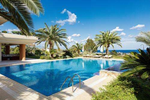 Palm Hill Villa, Royal Retreat!