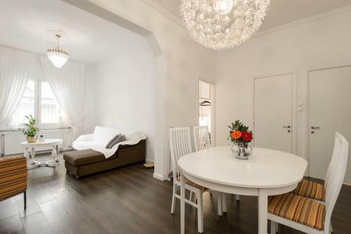Roman Market- Upper Aristitelous Sq Luxury Apartment