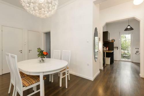Roman Market- Upper Aristitelous Sq Luxury Apartment