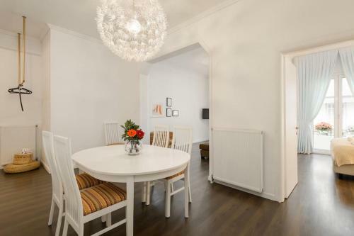 Roman Market- Upper Aristitelous Sq Luxury Apartment
