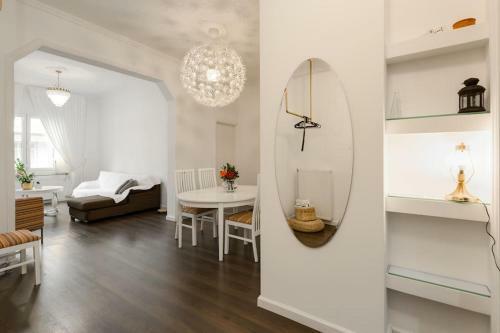 Roman Market- Upper Aristitelous Sq Luxury Apartment