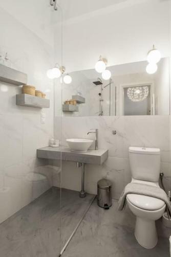 Roman Market- Upper Aristitelous Sq Luxury Apartment