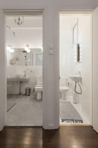 Roman Market- Upper Aristitelous Sq Luxury Apartment