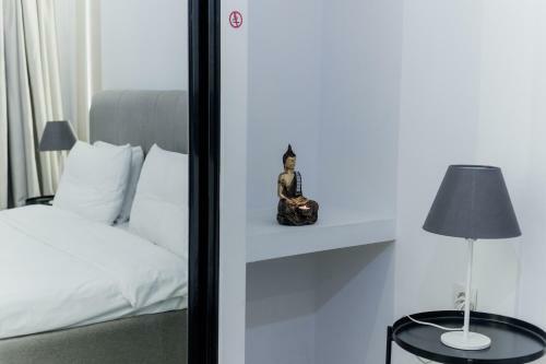 Cutest White-tower Apartment With A Private Patio