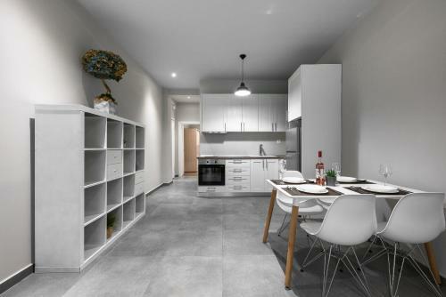 Upper Floor Central Apartment, The Luxury Suites