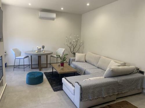 Dahlia Bohali House
