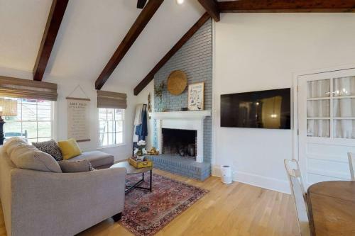 A Cool Change Too - Home On Lake Lanier With A Dock