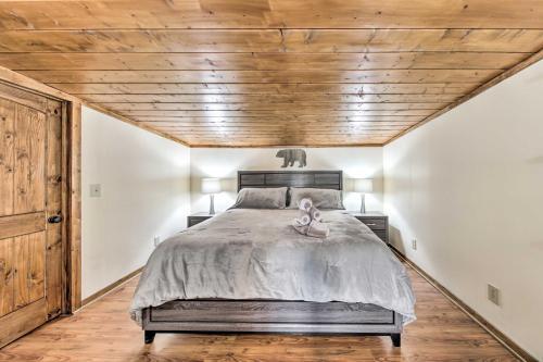 Riverfront Getaway With Deck, Fire Pit, Games!
