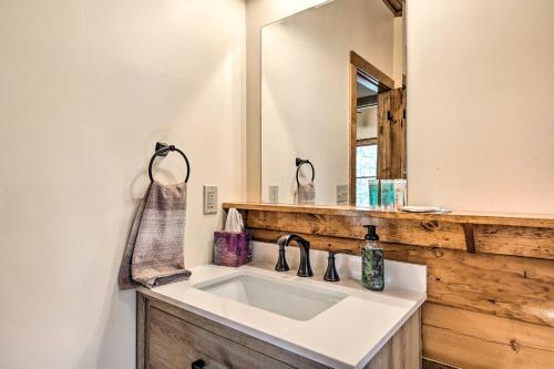 Riverfront Getaway With Deck, Fire Pit, Games!