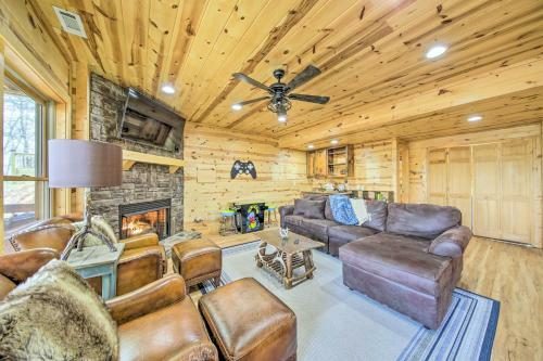 Lush, Pet-friendly Gem With Hot Tub And Fire Pit!