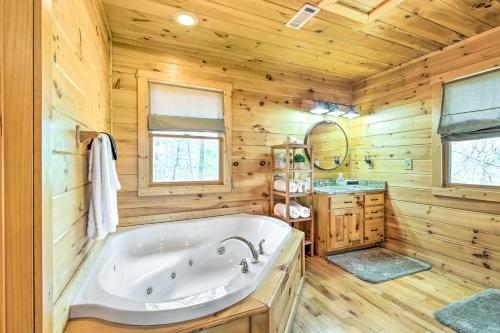 Lush, Pet-friendly Gem With Hot Tub And Fire Pit!