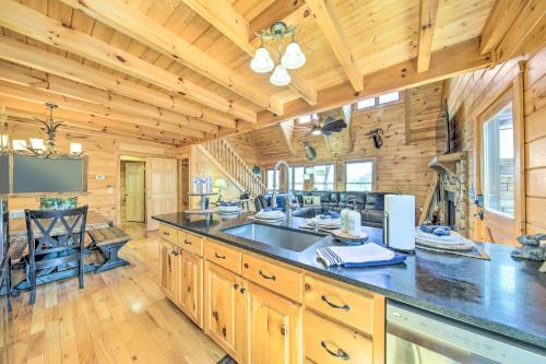Lush, Pet-friendly Gem With Hot Tub And Fire Pit!