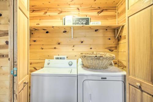 Lush, Pet-friendly Gem With Hot Tub And Fire Pit!