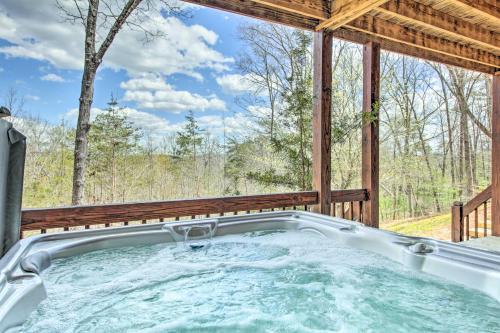 Lush, Pet-friendly Gem With Hot Tub And Fire Pit!