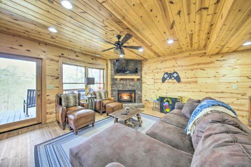 Lush, Pet-friendly Gem With Hot Tub And Fire Pit!