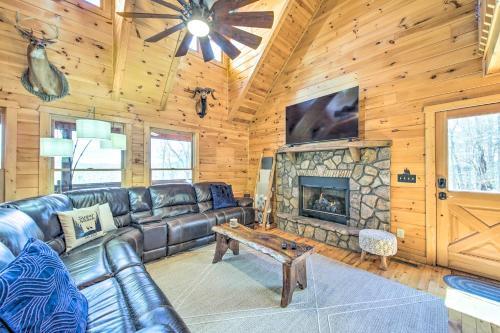 Lush, Pet-friendly Gem With Hot Tub And Fire Pit!