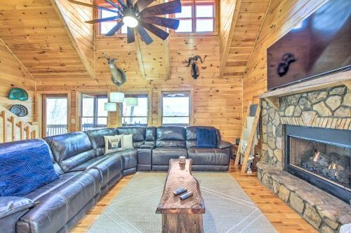 Lush, Pet-friendly Gem With Hot Tub And Fire Pit!