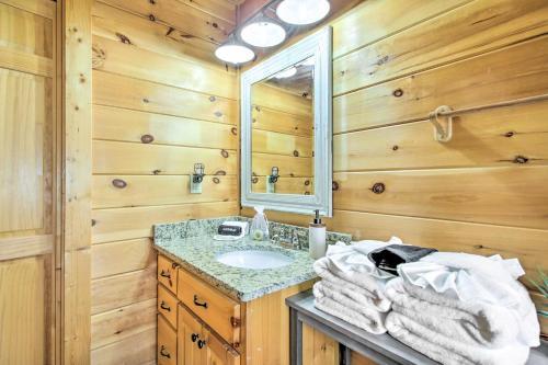 Lush, Pet-friendly Gem With Hot Tub And Fire Pit!