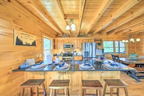 Lush, Pet-friendly Gem With Hot Tub And Fire Pit!