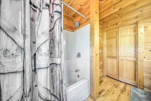 Lush, Pet-friendly Gem With Hot Tub And Fire Pit!