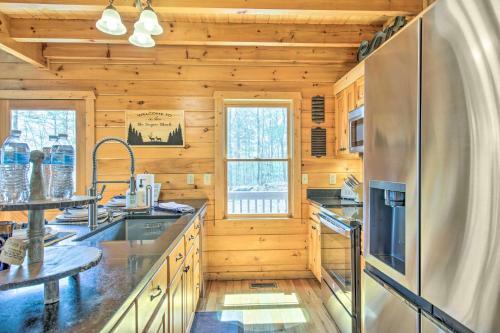Lush, Pet-friendly Gem With Hot Tub And Fire Pit!