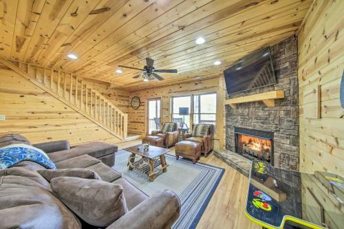 Lush, Pet-friendly Gem With Hot Tub And Fire Pit!