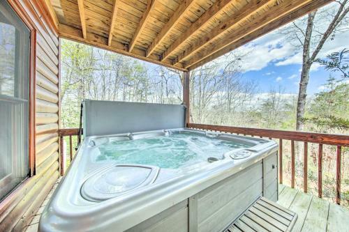 Lush, Pet-friendly Gem With Hot Tub And Fire Pit!