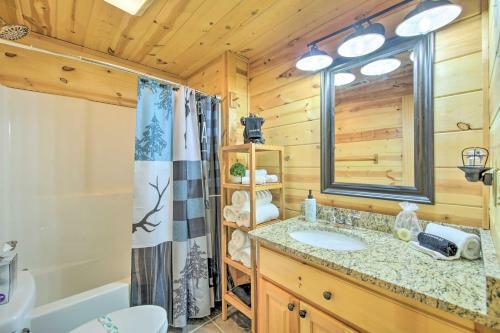 Lush, Pet-friendly Gem With Hot Tub And Fire Pit!