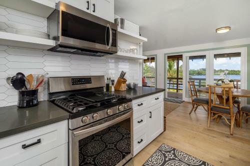 Hana Bay Oceanfront Manini Cottage Cottage