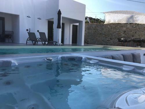 Villa Unica - Seaview, Private Pool & Jacuzzi!