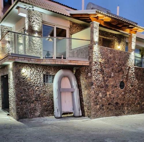Black Rocks Family, Luxury Seafront Maisonette
