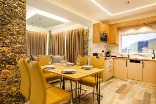 Black Rocks Family, Luxury Seafront Maisonette