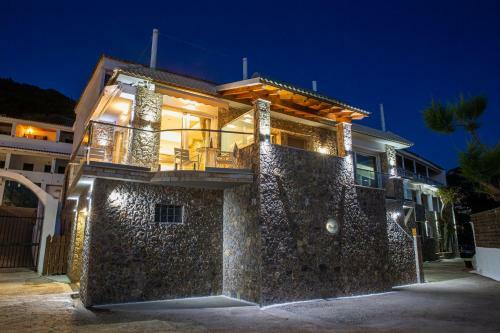 Black Rocks Family, Luxury Seafront Maisonette