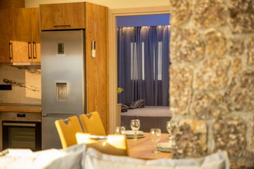 Black Rocks Family, Luxury Seafront Maisonette
