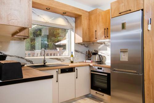 Black Rocks Family, Luxury Seafront Maisonette