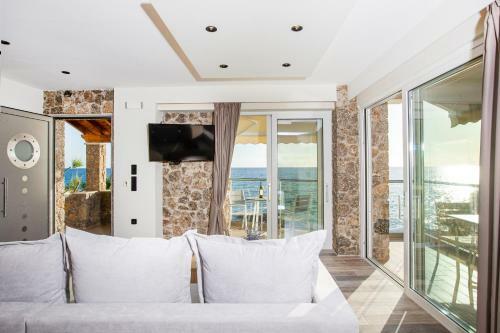 Black Rocks Family, Luxury Seafront Maisonette