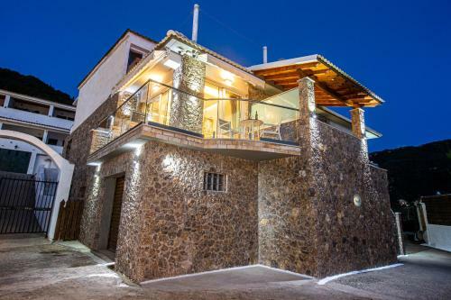 Black Rocks Family, Luxury Seafront Maisonette