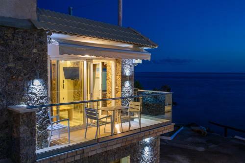 Black Rocks Family, Luxury Seafront Maisonette