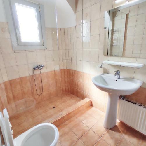 Avalon Cosy Apartments Emerald, Ivory With Shared Swimming Pool