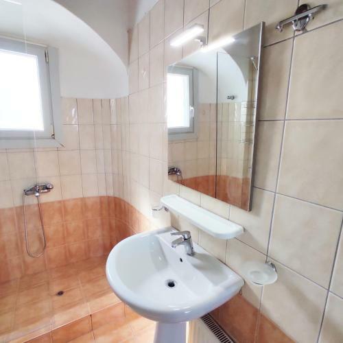 Avalon Cosy Apartments Emerald, Ivory With Shared Swimming Pool