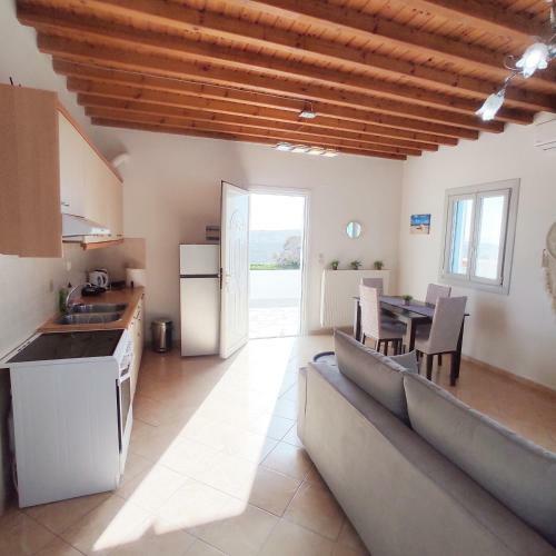 Avalon Cosy Apartments Emerald, Ivory With Shared Swimming Pool