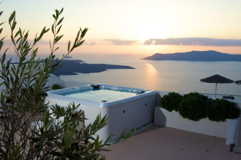 Sunset View Villa Santorini - With Outdoor Jacuzzi