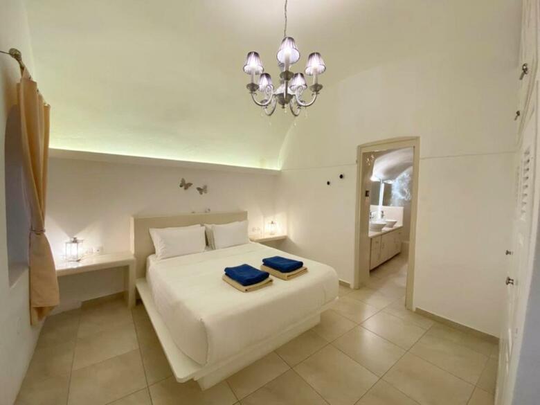 Sunset View Villa Santorini - With Outdoor Jacuzzi