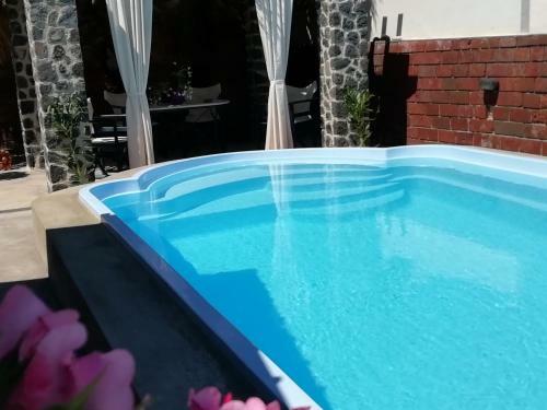 5bedroom Villa In Perissa Beach